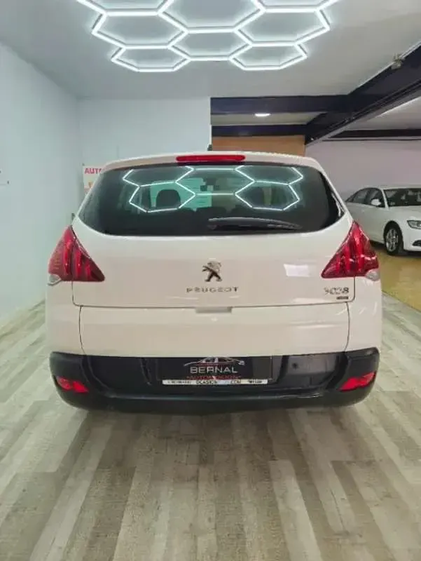Usado Peugeot 3008 Active 114 CV (83 kW) 2014 Blanco Familiar