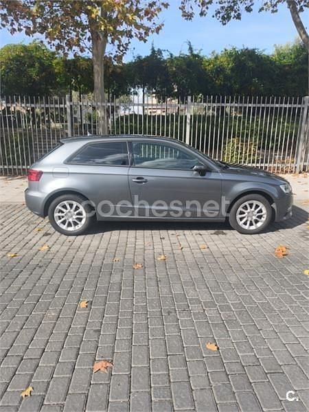 Usado Audi A3 Attraction 125 CV (91 kW) 2013 Gris / plata Berlina