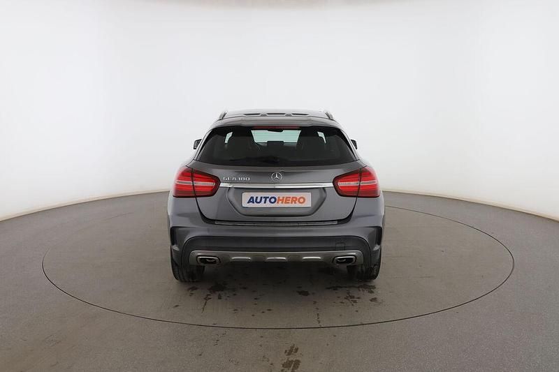 Usado Mercedes GLA180 AMG line 122 CV (89 kW) 2018 Gris SUV