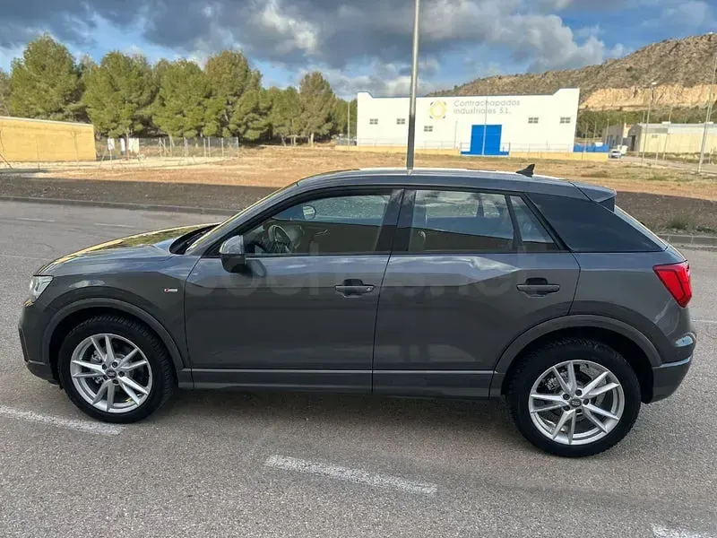 Usado Audi Q2 Sport 116 CV (85 kW) 2019 Gris / plata SUV