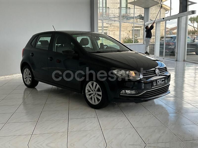 Usado VW Polo Advance 90 CV (66 kW) 2015 Negro Berlina