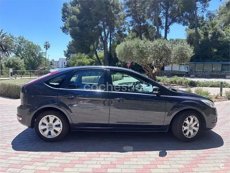 Usado Ford Focus Trend 109 CV (80 kW) 2010 Gris / plata Berlina