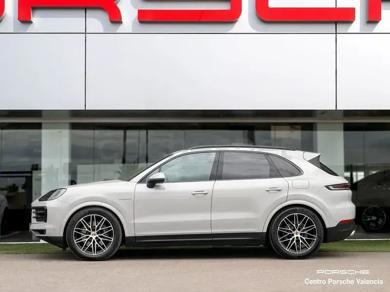 Usado Porsche Cayenne 470 CV (345 kW) 2024 Gris / plata SUV