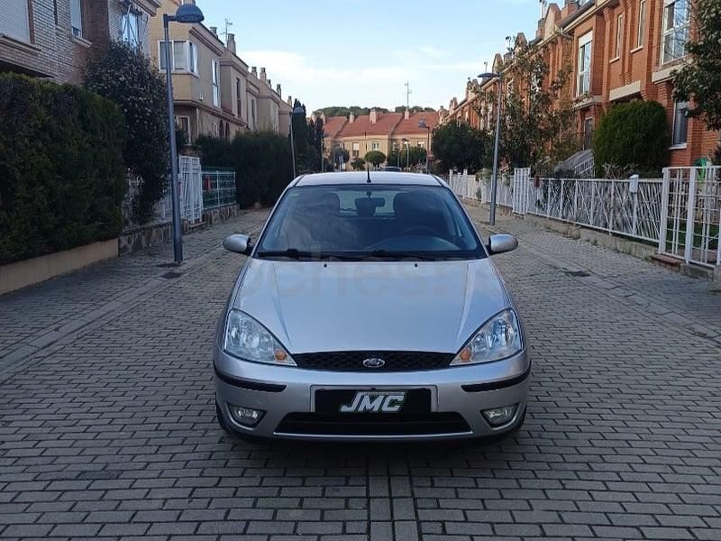 Usado Ford Focus Trend 100 CV (73 kW) 2005 Gris / plata Berlina