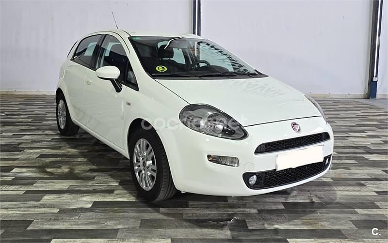 Usado Fiat Punto Pop 75 CV (55 kW) 2015 Blanco Utilitario