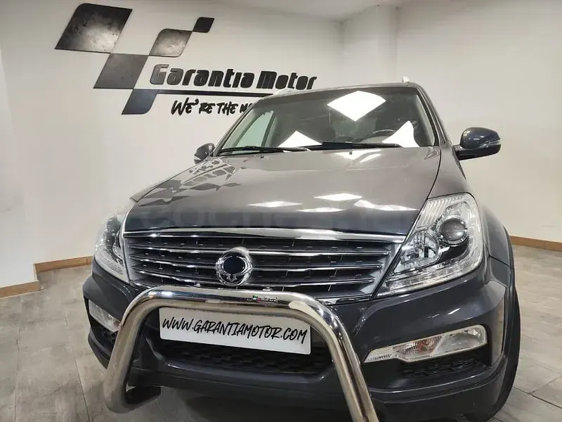 Usado SsangYong Rexton Limited 178 CV (130 kW) 2017 Gris / plata SUV