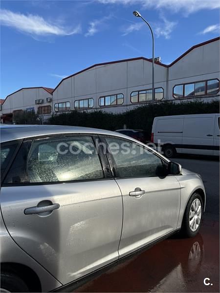 Usado Ford Focus Trend 125 CV (91 kW) 2012 Gris / plata Berlina