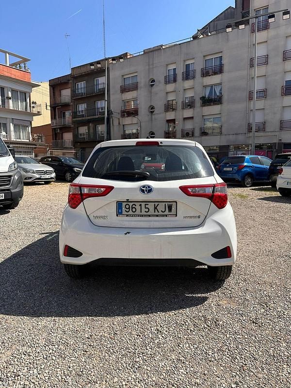 Usado Toyota Yaris Hybrid Active 99 CV (72 kW) 2018 Blanco Berlina
