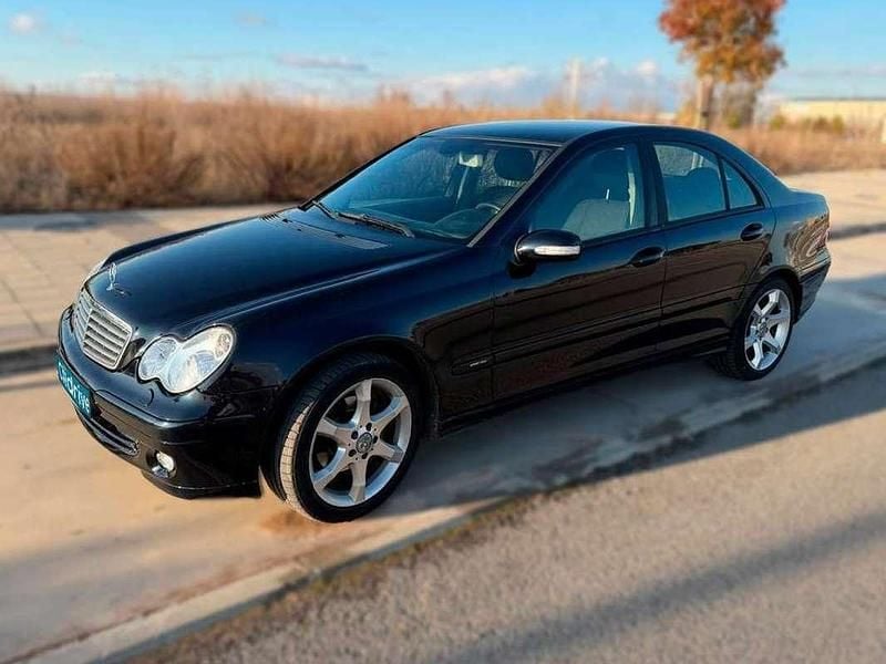 Usado Mercedes C220 150 HP (110 kW) 2007 Preto Sedan