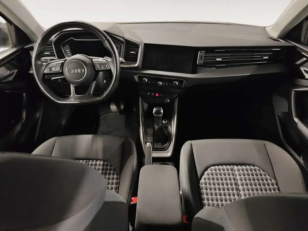 Usado Audi A1 Sportback 110 CV (80 kW) 2021 Gris/plata Utilitario