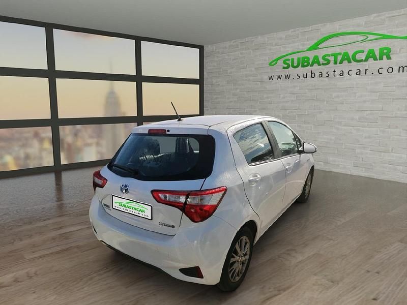 Usado Toyota Yaris Hybrid Active 100 CV (73 kW) 2019 Blanco