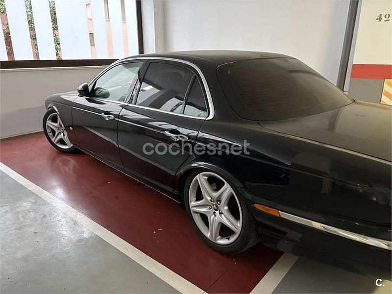 Negro Usado 2009 Jaguar XJ8 Executive Berlina | 2000 € - Imagen 1/1