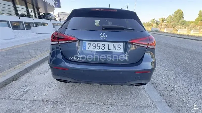 Usado Mercedes A180 116 CV (85 kW) 2021 Azul Berlina