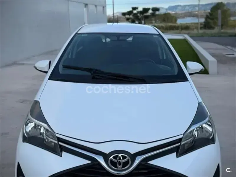 Usado Toyota Yaris Active 69 CV (50 kW) 2015 Blanco Utilitario