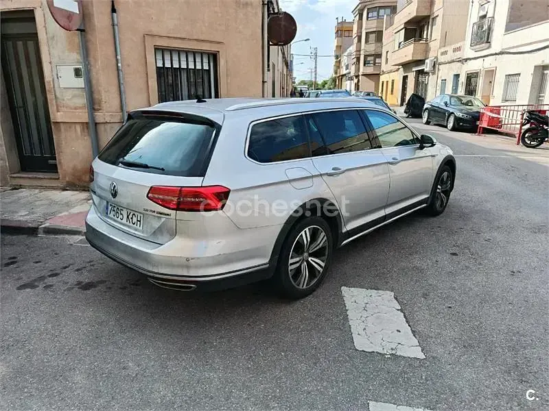 Usado VW Passat Alltrack 190 CV (139 kW) 2017 Gris / plata Familiar