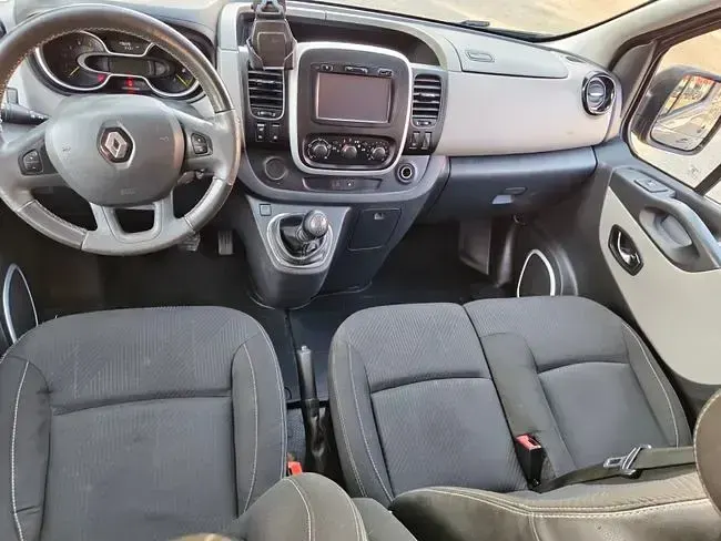 Usado Renault Trafic 125 CV (91 kW) 2015 Bronce Monovolumen