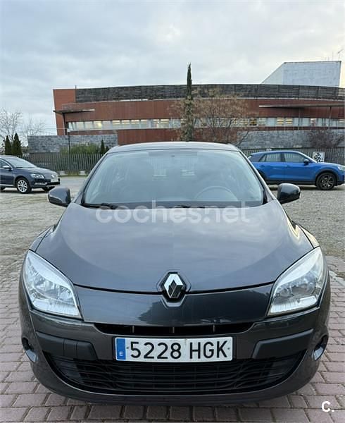 Usado Renault Mégane Authentique 100 CV (73 kW) 2011 Gris / plata Berlina