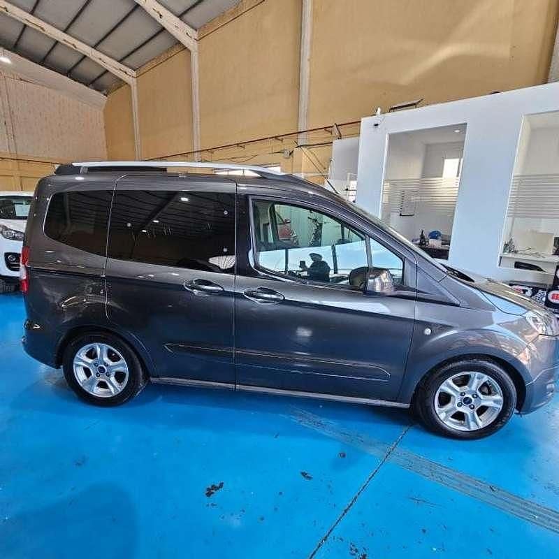 Usado Ford Tourneo Courier Ambiente 75 CV (55 kW) 2018 Gris Monovolumen