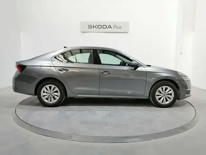 Usado Skoda Octavia Selection 150 CV (110 kW) 2025 Gris Berlina