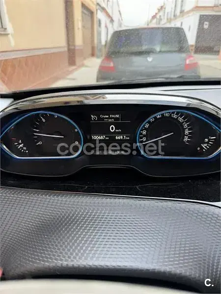 Usado Peugeot 2008 Allure 120 CV (88 kW) 2018 Negro SUV