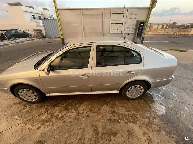 Usado Skoda Octavia Ambiente 90 CV (66 kW) 2003 Gris / plata Berlina