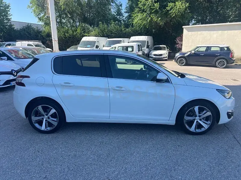 Usado Peugeot 308 Allure 120 CV (88 kW) 2017 Blanco Berlina