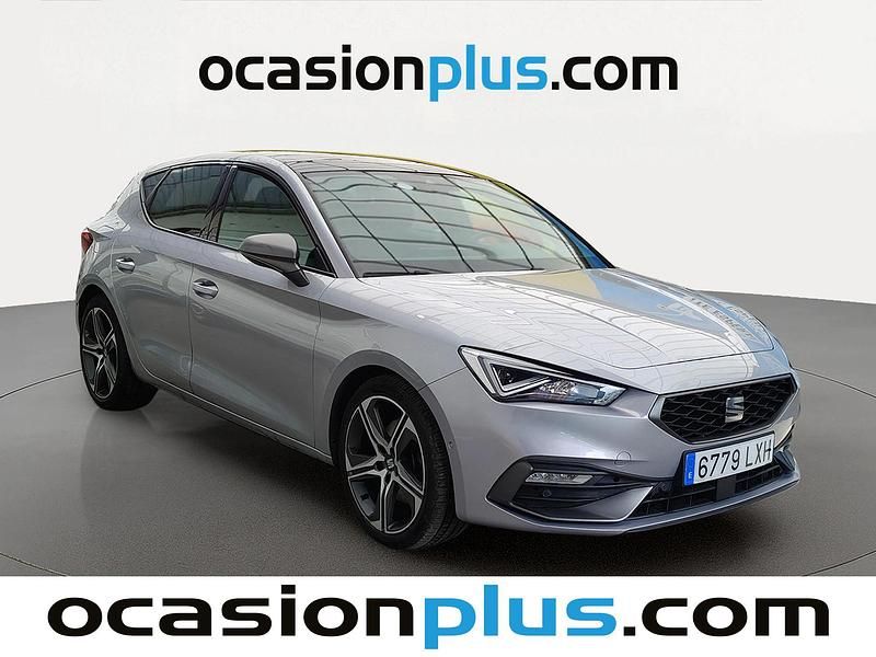 Usado Seat Leon FR 150 CV (110 kW) 2022 Gris plata Utilitario
