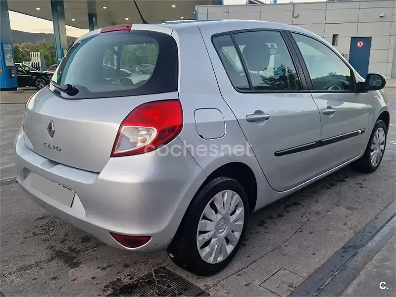 Usado Renault Clio II Authentique 68 CV (50 kW) 2010 Gris / plata Berlina