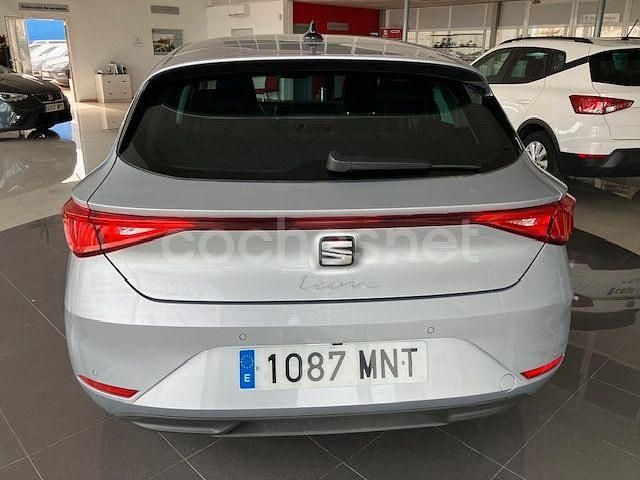Usado Seat Leon Style 150 CV (110 kW) 2024 Gris / plata Berlina