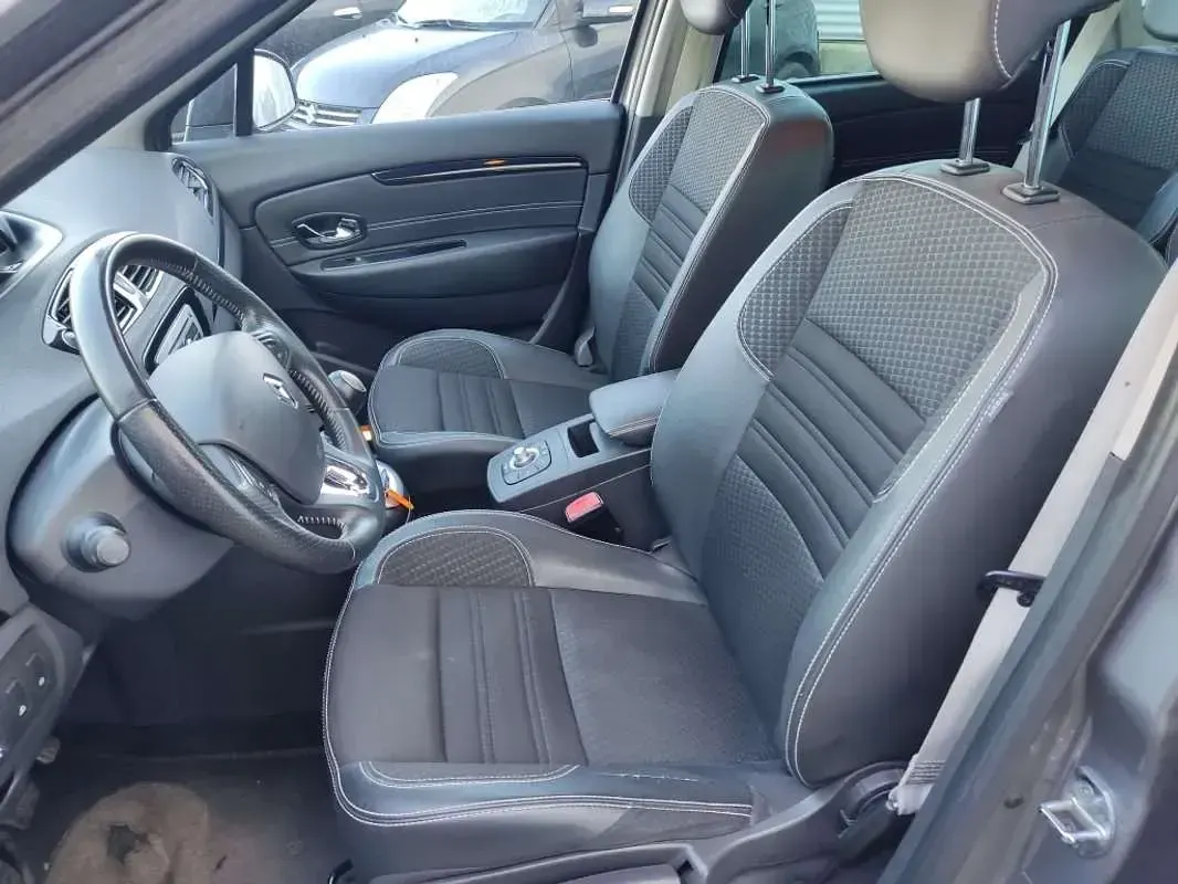 Usado Renault Scénic Bose Edition 131 CV (96 kW) 2014 Gris Monovolumen