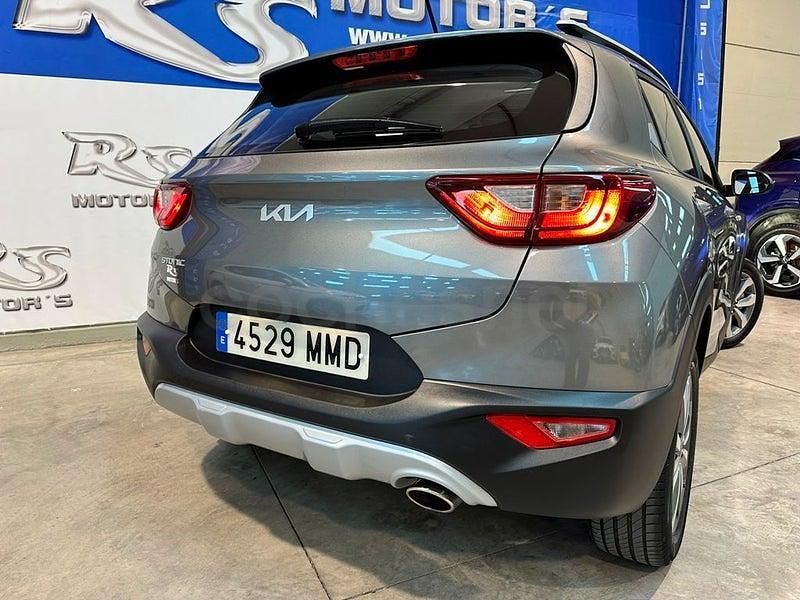 Usado Kia Stonic 84 CV (61 kW) 2024 Gris / plata SUV