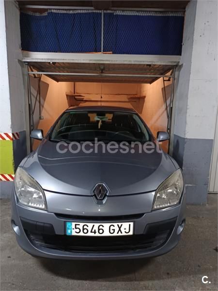 Gris / plata Usado 2010 Renault Mégane III Dynamique Berlina | 5200 € (Buen precio) - Imagen 1/4