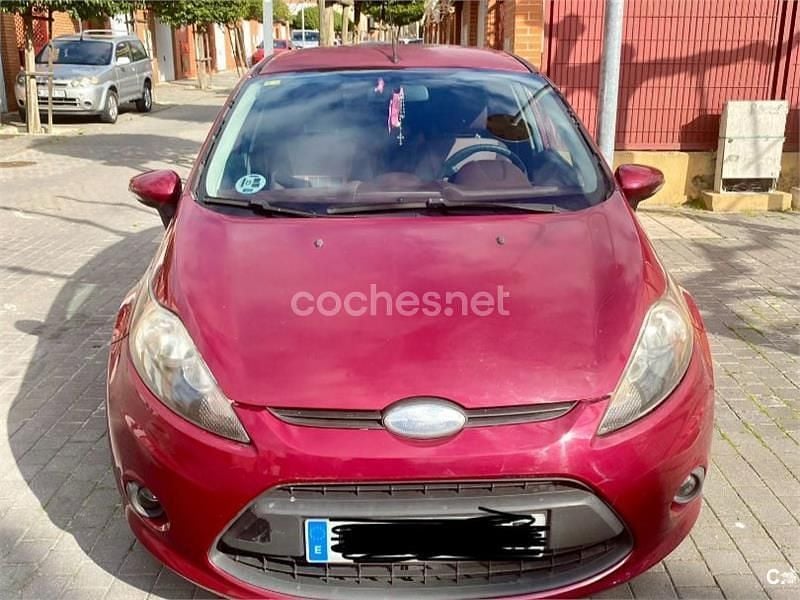 Usado Ford Fiesta Trend 90 CV (66 kW) 2009 Granate Utilitario