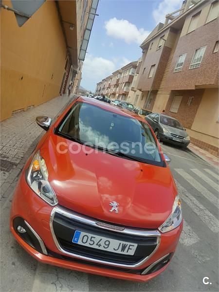 Usado Peugeot 208 Style 82 CV (60 kW) 2017 Naranja Utilitario