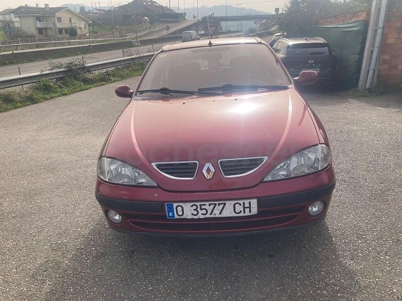 Usado Renault Mégane Authentique 110 CV (80 kW) 2000 Granate Berlina