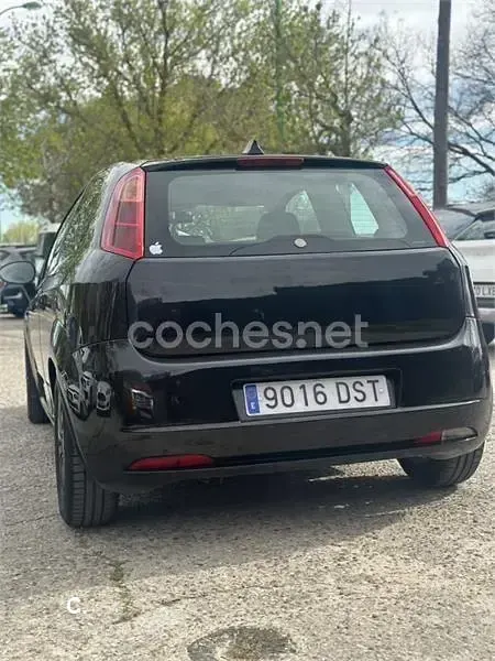 Usado Fiat Grande Punto Active 75 CV (55 kW) 2005 Negro Utilitario