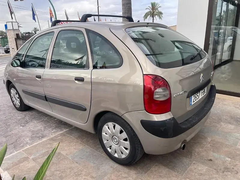 Usado Citroën Xsara Picasso 92 CV (67 kW) 2006 Beige Monovolumen