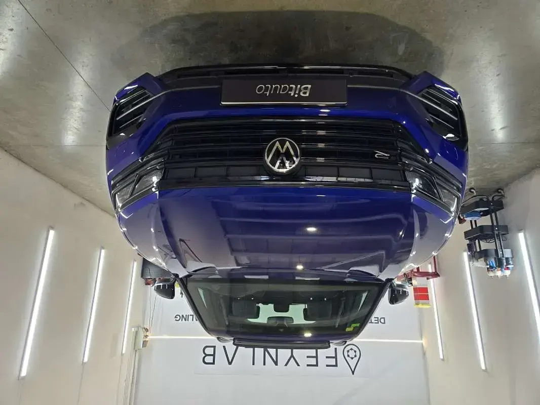 Käytetty VW Touareg R 340 HP (250 kW) 2021 Musta Katumaasturi
