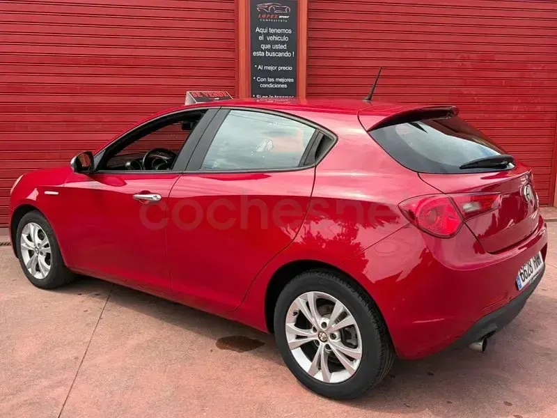 Usado Alfa Romeo Giulietta Distinctive 105 CV (77 kW) 2013 Rojo Utilitario