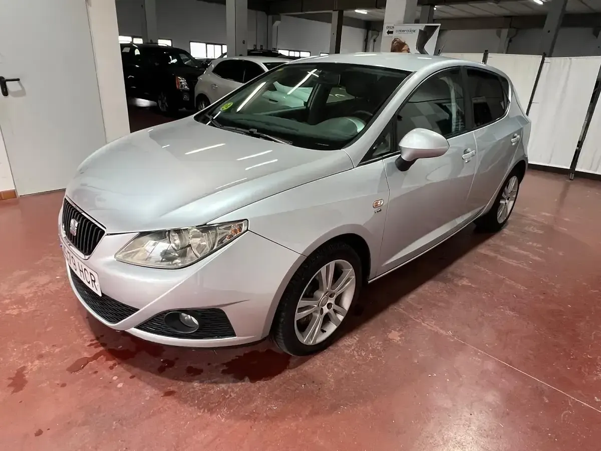 Begagnad Seat Ibiza Style 105 HK (77 kW) 2010 Grå Sedan