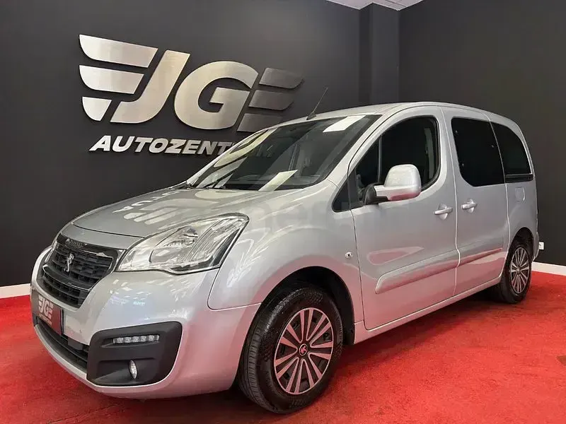 Usado Peugeot Partner Tepee Active 100 CV (73 kW) 2017 Gris / plata Monovolumen