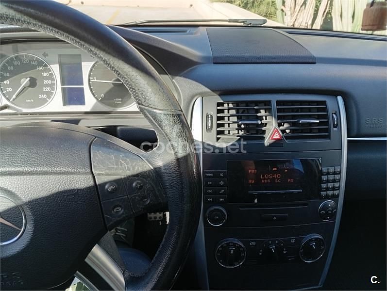 Usado Mercedes B200 140 CV (102 kW) 2006 Gris / plata Monovolumen