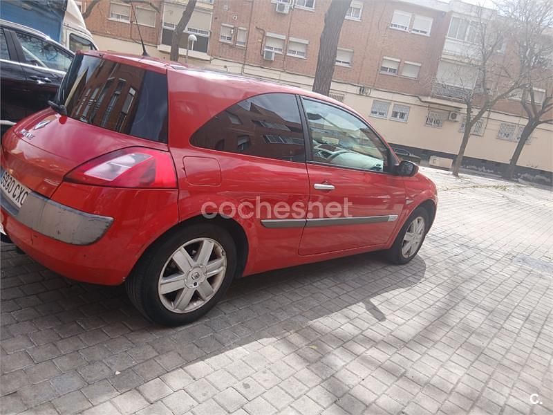Usado Renault Mégane II Dynamique 115 CV (84 kW) 2004 Rojo Berlina