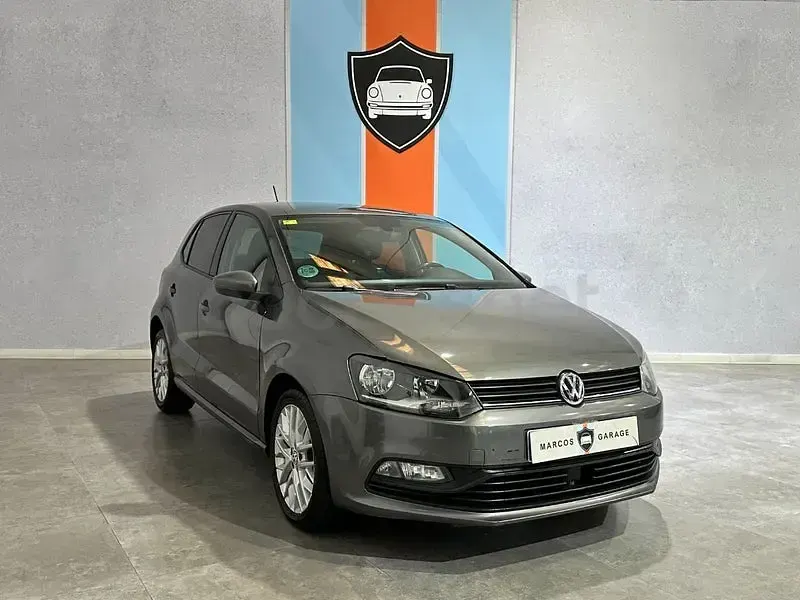 Usado VW Polo Advance 75 CV (55 kW) 2017 Gris / plata Berlina