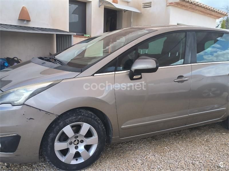 Marrón Usado 2014 Peugeot 5008 Style Monovolumen | 5500 € (Precio justo) - Imagen 1/4