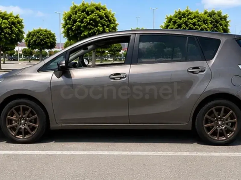 Usado Toyota Verso Business Edition 112 CV (82 kW) 2016 Gris / plata Monovolumen