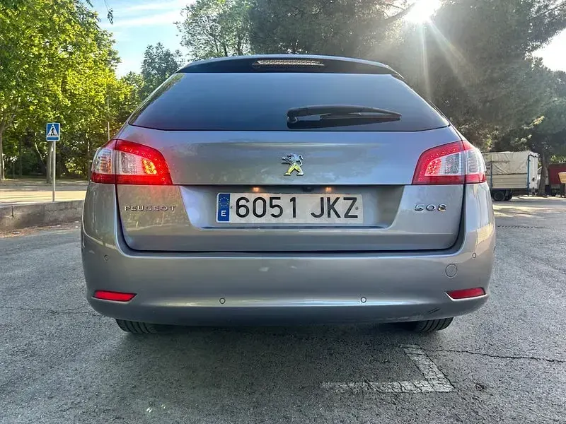 Usado Peugeot 508 SW Allure 150 CV (110 kW) 2016 Gris / plata Familiar