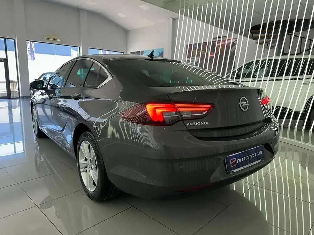 Usado Opel Insignia Business 121 CV (88 kW) 2023 Gris Utilitario