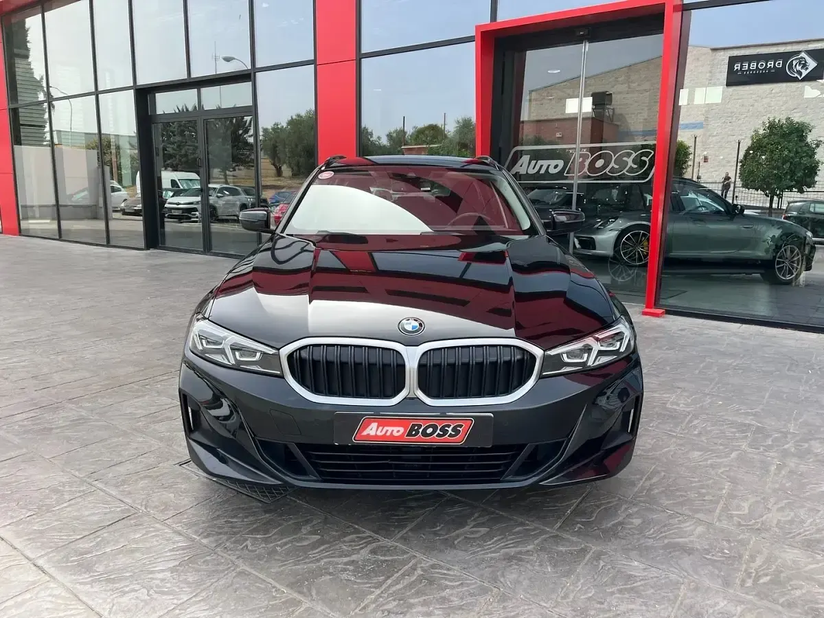 Usado BMW 318 M Sport 136 CV (100 kW) 2023 Negro Familiar