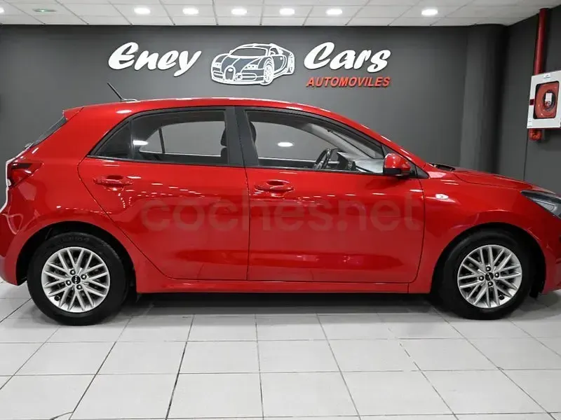 Usado Kia Rio 84 CV (61 kW) 2023 Rojo Berlina